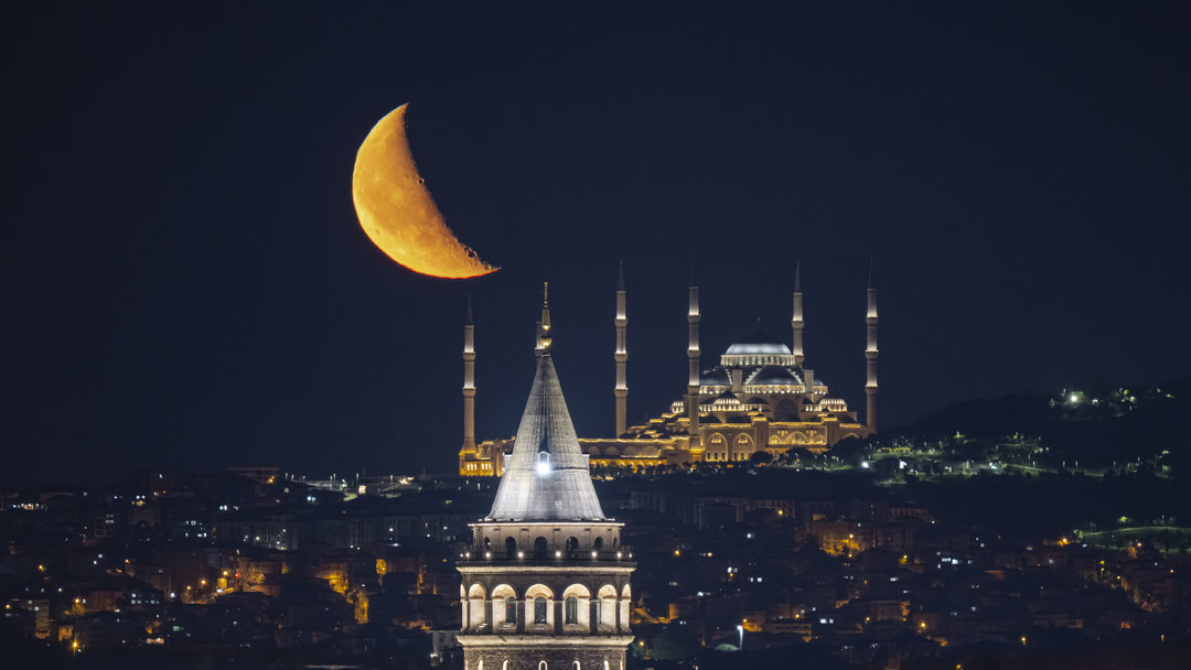 İSTANBUL’DA AY MANZARASI