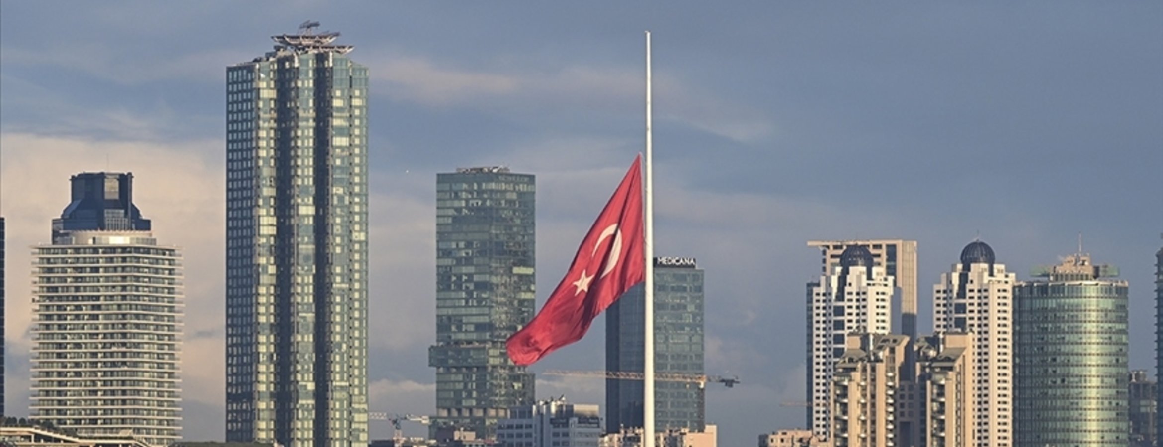 Milli yas nedeniyle Türkiye’de bayraklar yarıya indirildi