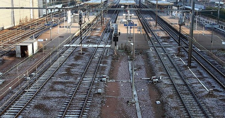 Fransa’da demiryolu çalışanlarının grevi tren ulaşımını aksattı
