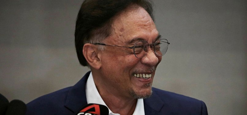 MALAYSIAS ANWAR SAYS HAS STRONG SUPPORT TO FORM GOVT