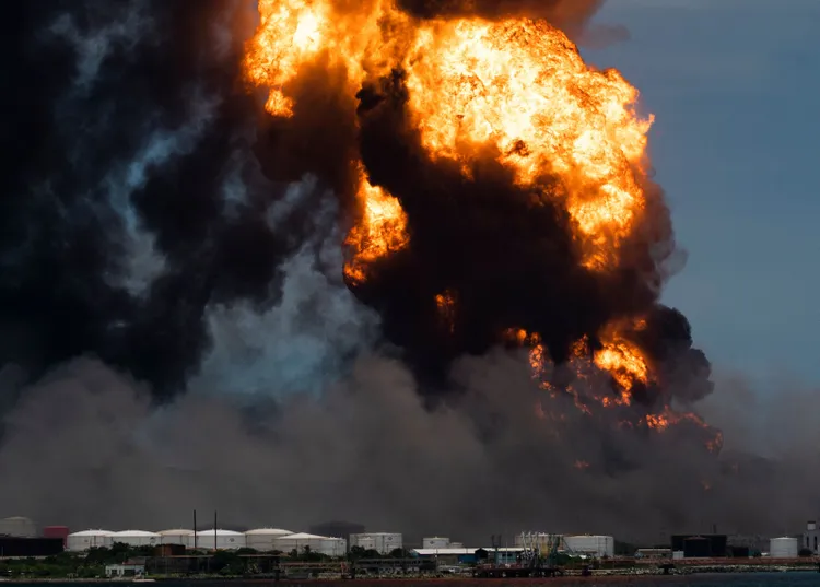 Cuban Fireless Helicopters fight Cuban blaze as third fuel tank collapses