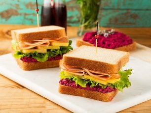 Pancar Soslu, Tulum Peynirli ve Hindi Fümeli Sandviç