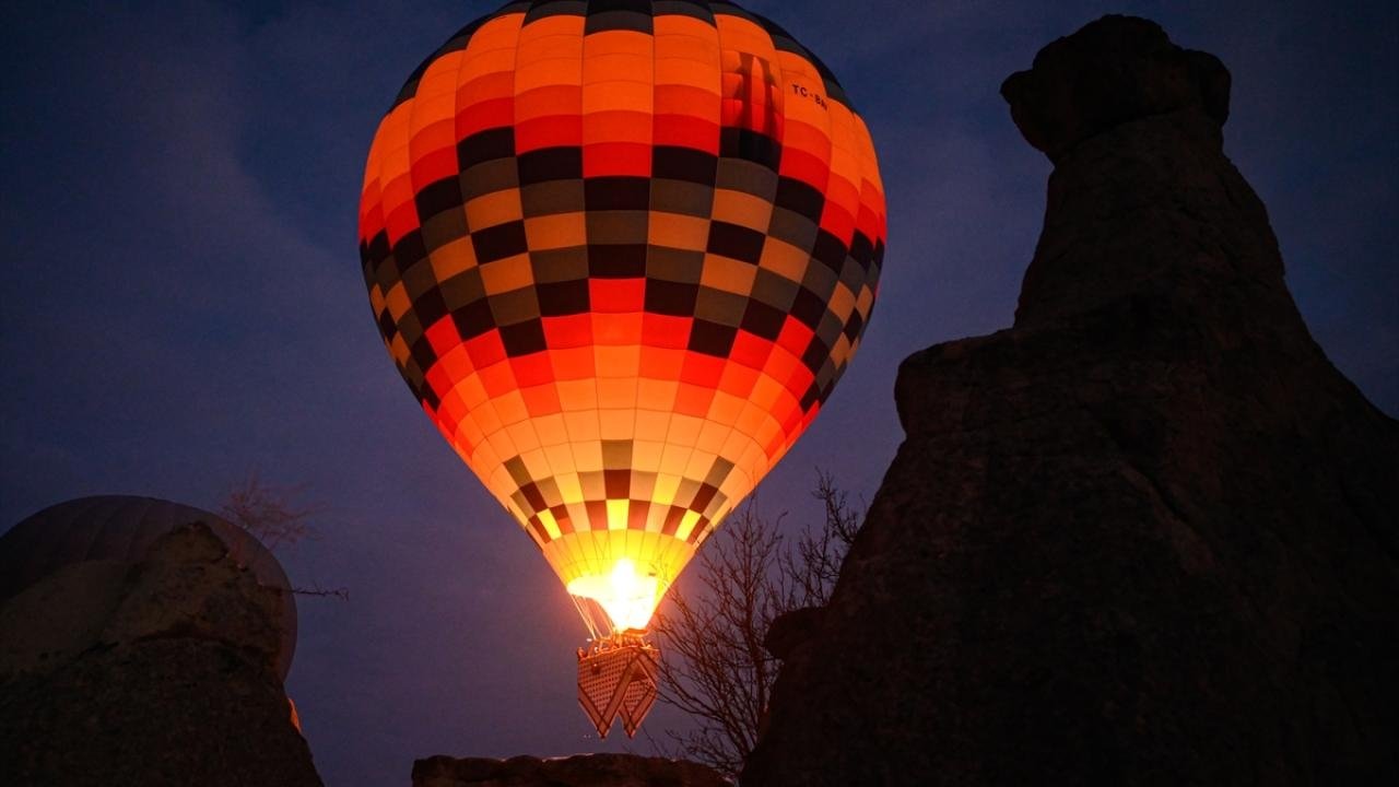 Keffiyeh-Patterned balloons protest Gaza genocide in Cappadocia