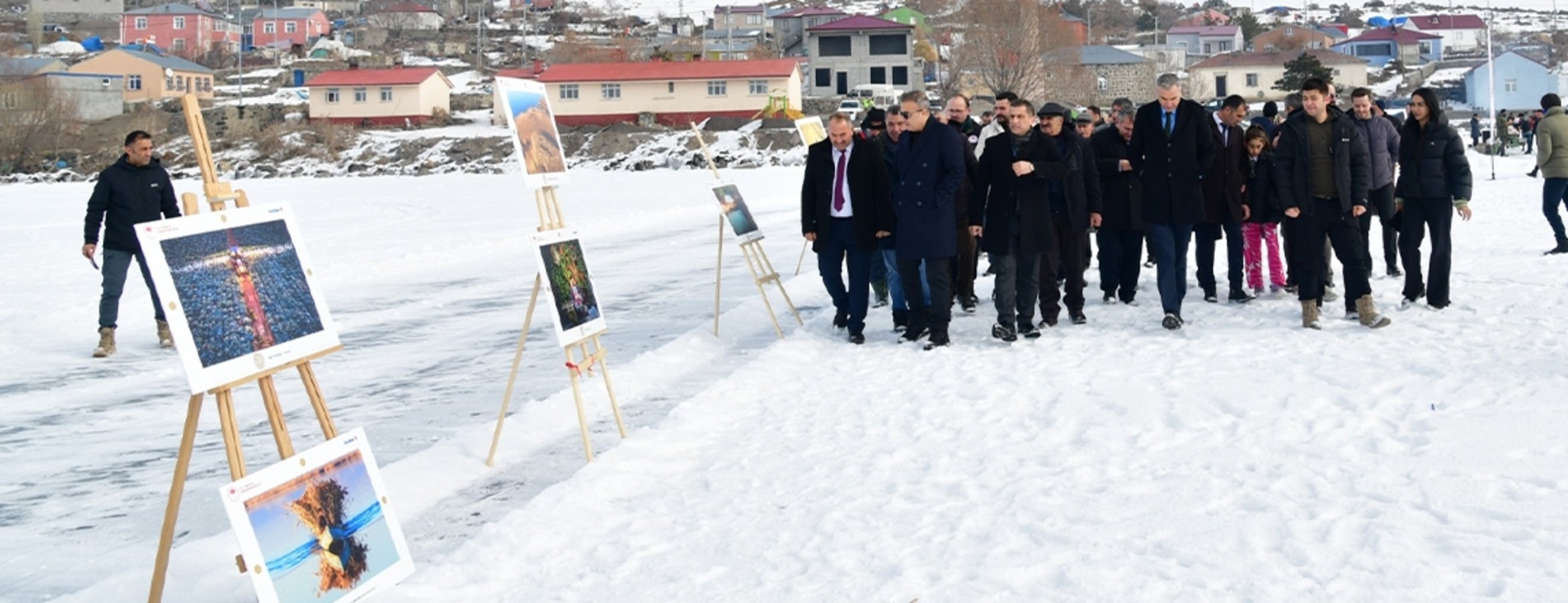 Buzla kaplı Çıldır Gölü’nde fotoğraf sergisi düzenlendi