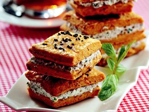 Kremalı ve Zeytin Ezmeli Tuzlu Bisküvi