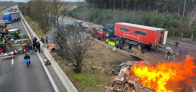FARMERS BLOCK FREEWAYS IN THE NETHERLANDS TO PROTEST ENVIRONMENT LAWS