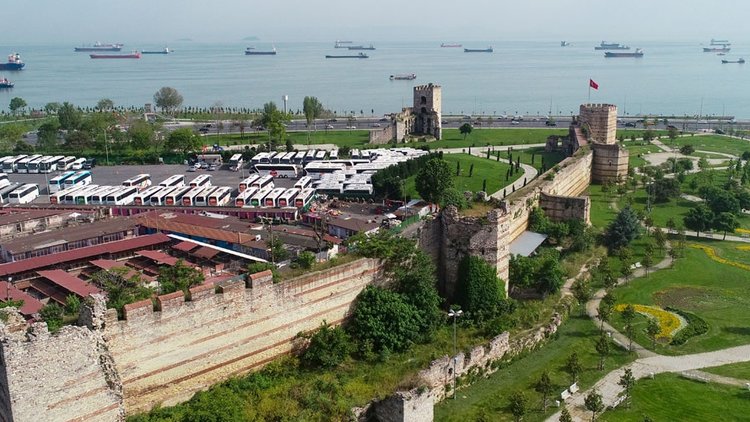 İstanbul’un tarihi surları zamana direniyor