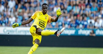 Chelsea sign goalkeeper Mendy from Rennes on five-year deal