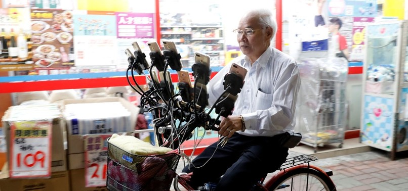 TAIWAN GRANDPA CATCHES ‘EM ALL PLAYING POKEMON GO ON 15 PHONES