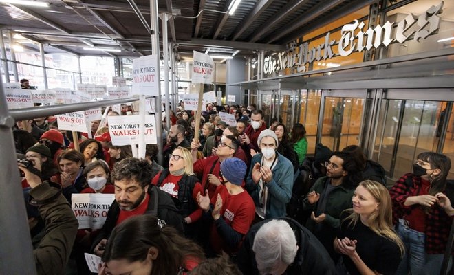 new-york-times-gazetesi-calisanlarindan-24-saatlik-is-birakma-eylemi-1670566518552.jpg