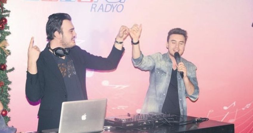 Abi-kardeş kabinde sanatçı dostlarını ağırladı