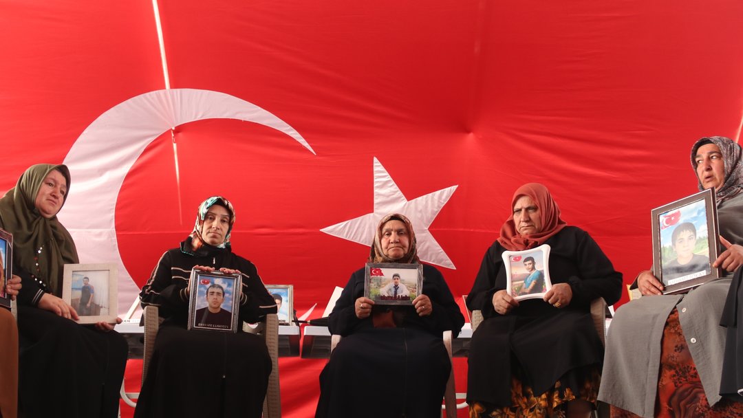 DİYARBAKIR ANNELERİ EVLATLARINA KAVUŞMAK İSTİYOR