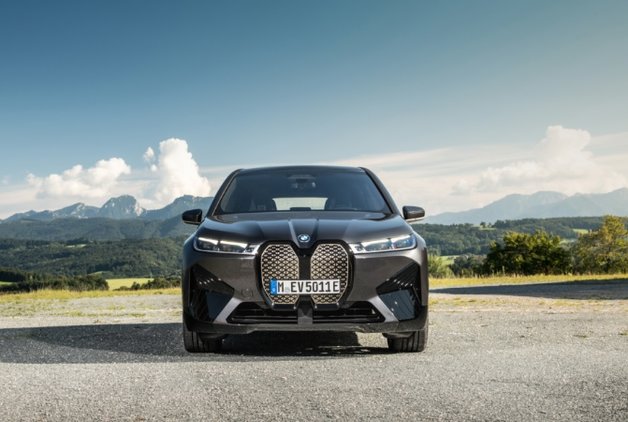 BMW CEO’SU TESLA’YI PREMİUM OLARAK GÖRMÜYOR
