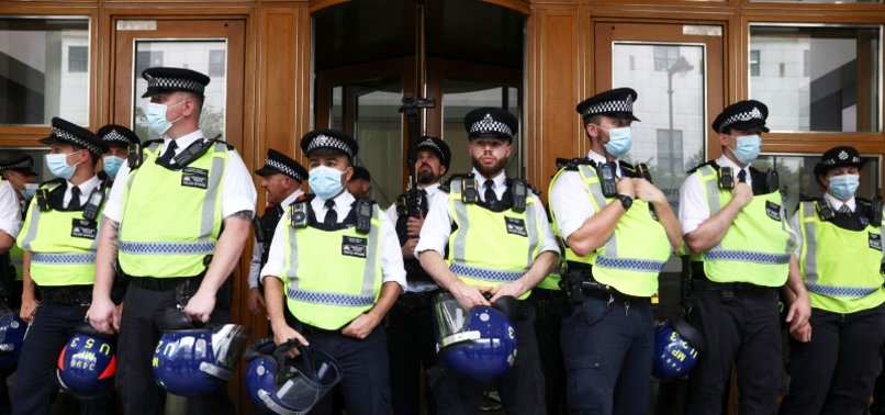 POLICE SAY FOUR OFFICERS HURT IN UK CLASH WITH ANTI-VAXXERS