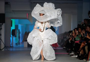 Vivienne Westwood gelini Bella Hadid