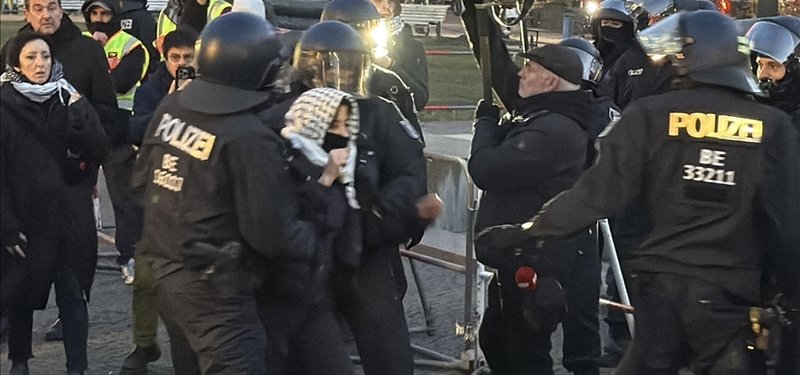 German police arrest 5 students during protest against Israeli attacks on Gaza