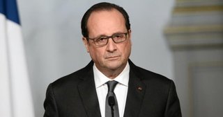François Hollande konuşurken keskin nişancının silahı ateş aldı