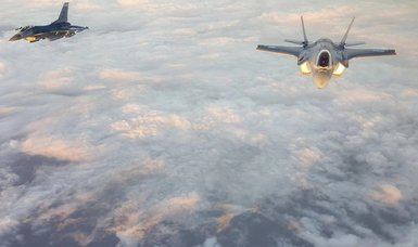 Thunderbirds F-16 crashes near trona, Pilot safe