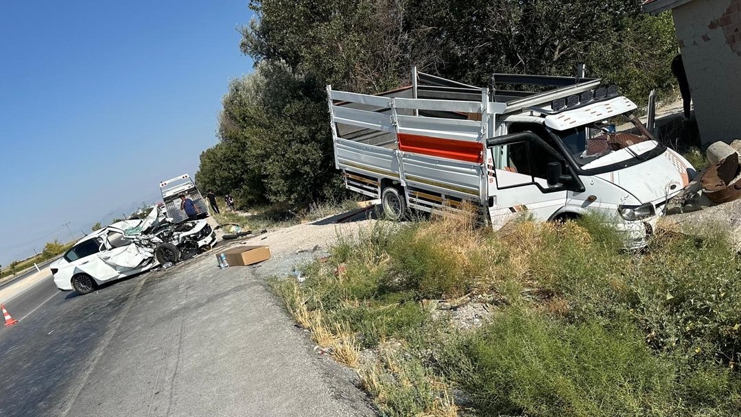 KAMYONETLE OTOMOBİL ÇARPIŞTI