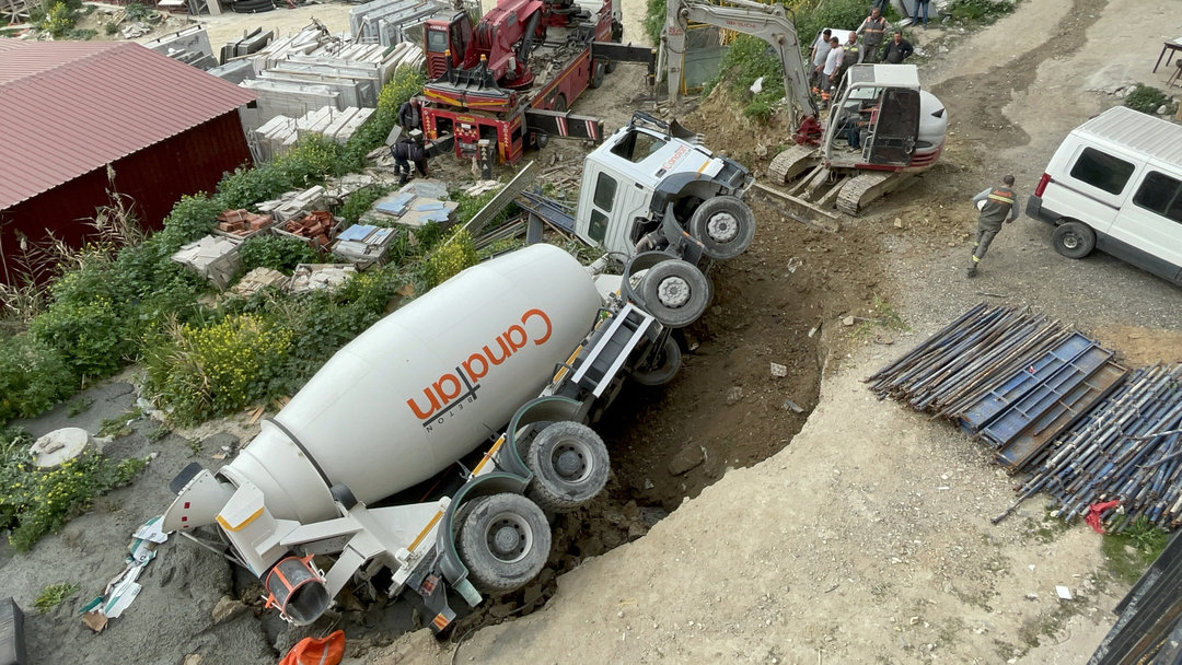 YOL ÇÖKTÜ, BETON MİKSERİ ÇUKURA DÜŞTÜ