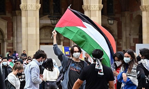 Israel supporter tries to provoke pro-Palestinian students