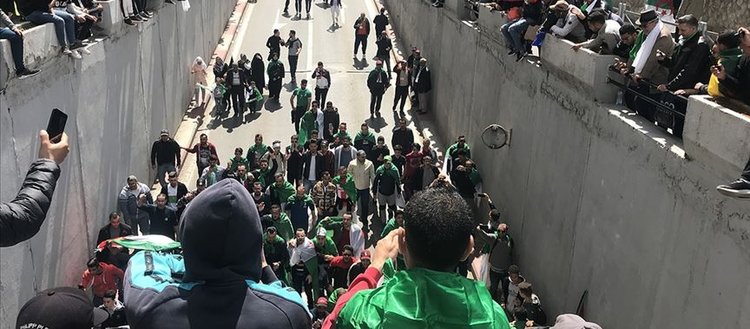 Cezayirliler geçiş dönemi liderlerine karşı sokakta