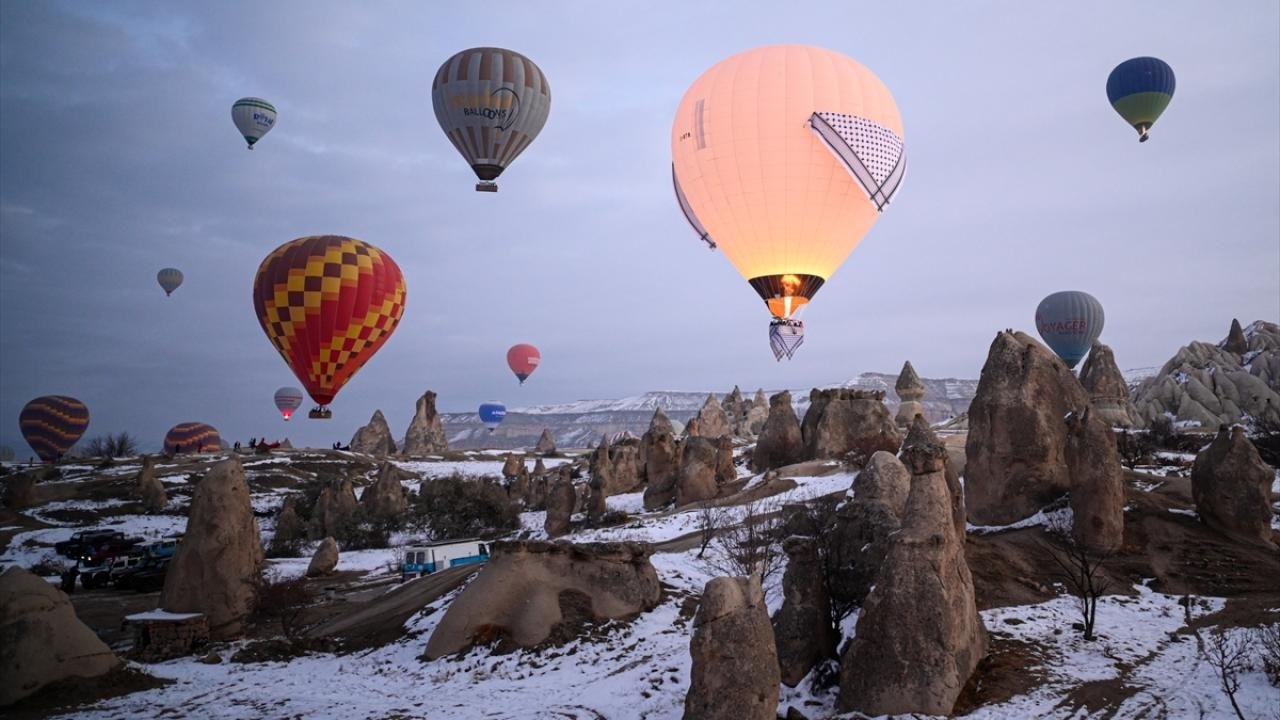 Balon udara pola keffiyeh sebagai bentuk protes atas aksi Genosida di Gaza diterbangkan di Cappadocia Turki.