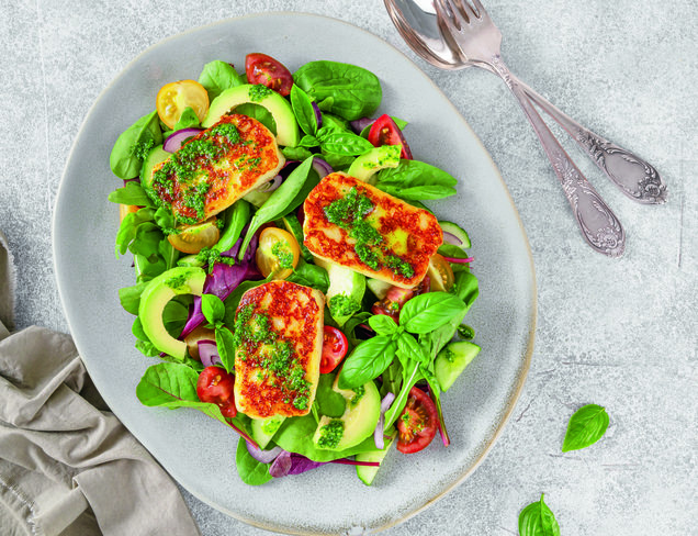 Izgara Hellimli Avokado Salatası