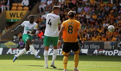 Saint-Maximin snatches late point for Newcastle at Wolves