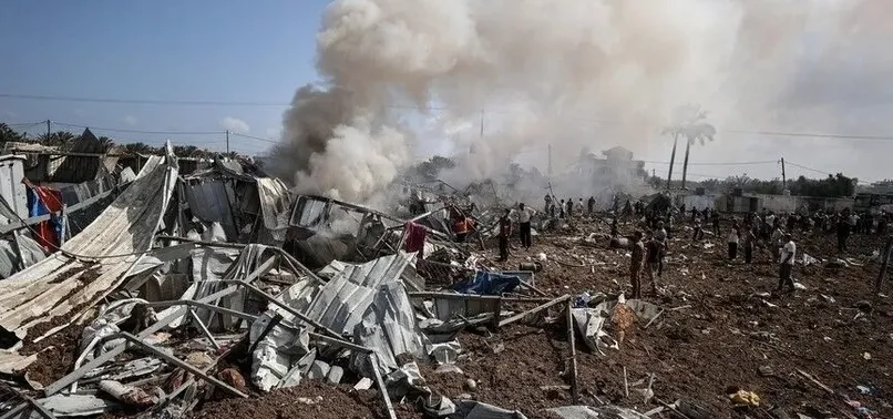 Homless Family's Israeli army burns displacement camp in Gaza, leaving 800 Palestinians ...