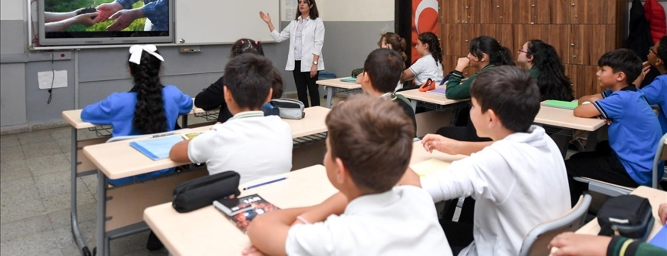 Okullarda ilk ders Her Çocuk Bir Fidan, İlk Ders Yeşil Vatan temasıyla yapıldı