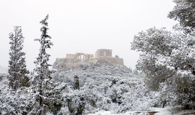 Snowstorm shuts schools and shops, disrupts traffic in Athens