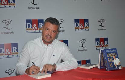 SaranilkkitabınıDRKitapFuarındaimzaladı