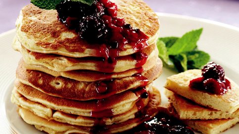 Kırmızı Meyve Soslu Pancake