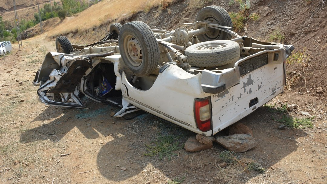 HAKKARİ’DE PİKAP DEVRİLDİ: 2 ÖLÜ