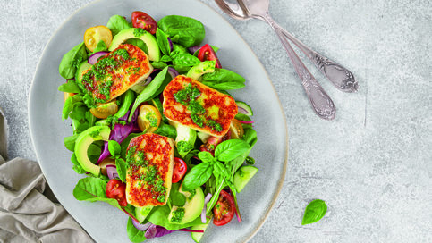 Izgara Hellimli Avokado Salatası