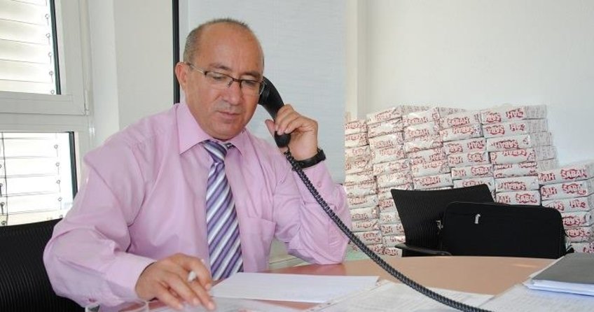 Hasan Karahaliloğlu telefon başında