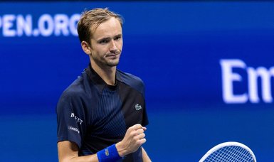 US Open: Medvedev puts pressure on Nadal