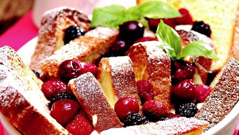 Kırmızı Meyveli Ekmek Tatlısı Tarifi
