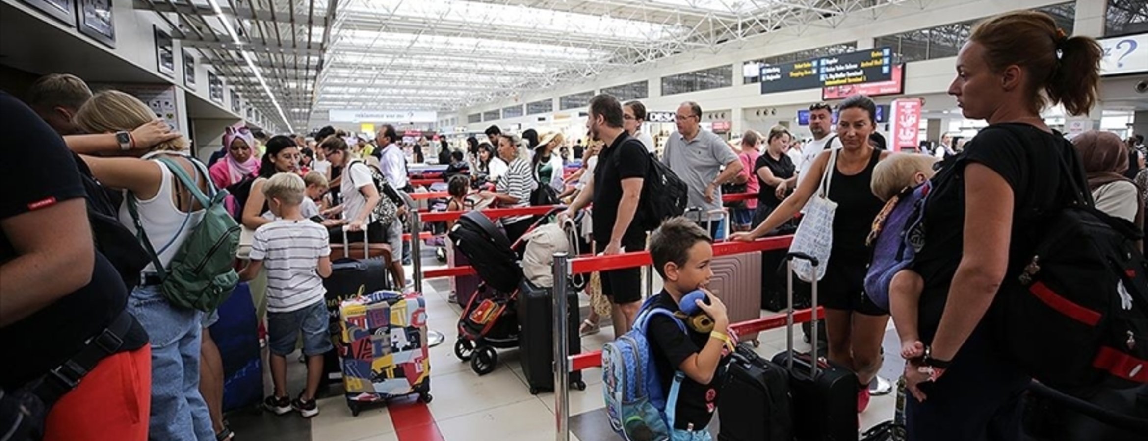 Antalya Havalimanı’nda dün uçak trafiği ve yolcu sayısında rekor kırıldı