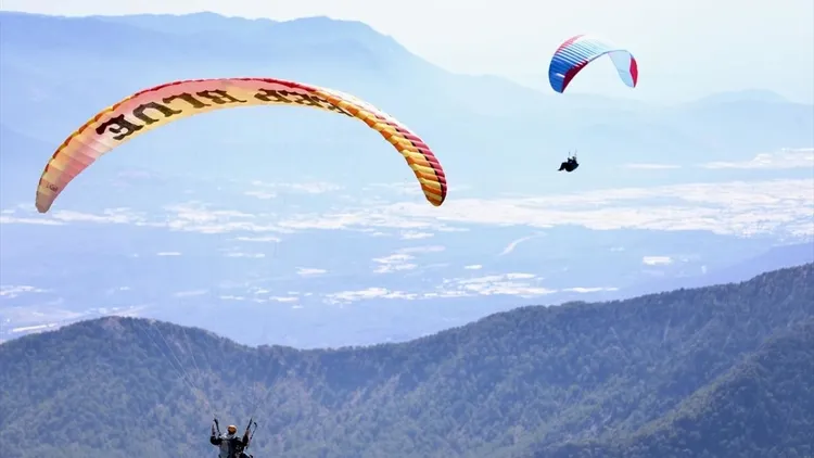 Chinese tourists flock to Fethiye for Babadağ paragliding during golden week