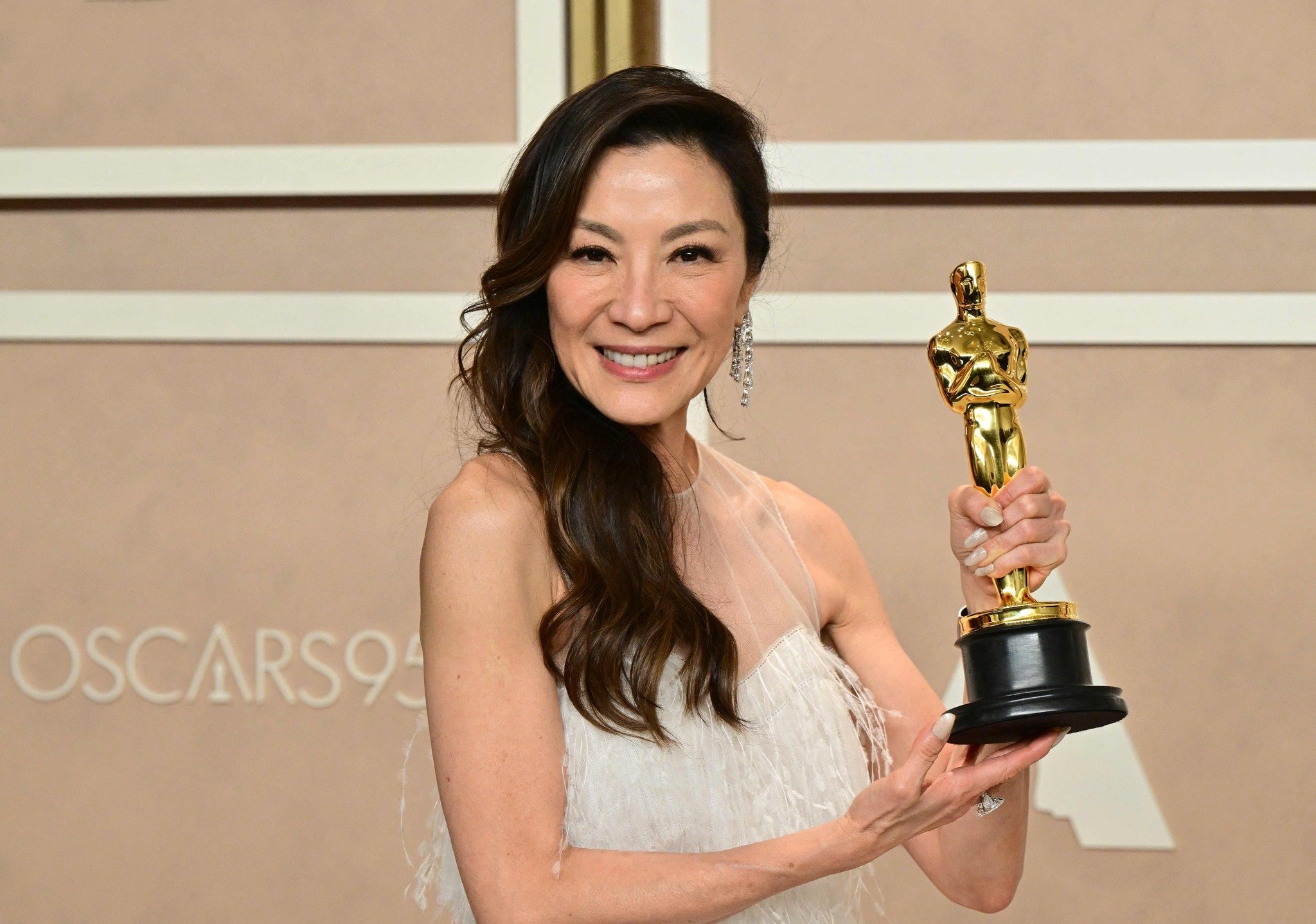 Michelle Yeoh Oscar Tarihine Geçti HarpersBazaar