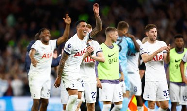 Tottenham beat 9-men Liverpool, Man City suffers 1st stumble this season