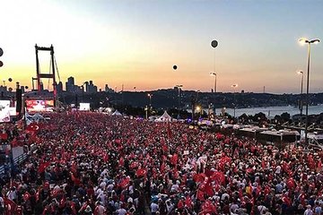 Türkiye demokrasi nöbetinde!