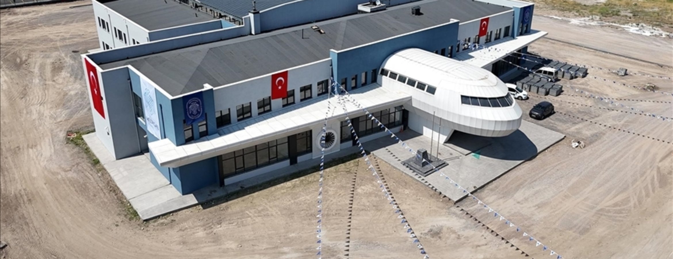 Kayseri’de uçağı andıran mimarisiyle dikkati çeken uzay ve havacılık lisesi tanıtıldı