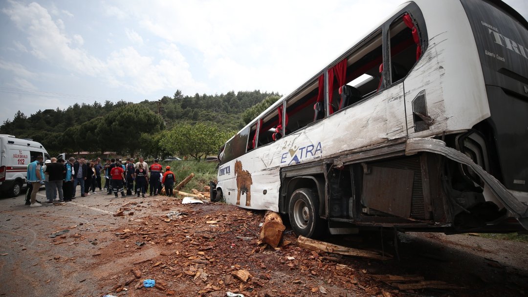 ÇANAKKALE’DE OTOBÜS KAZASI
