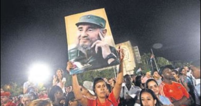 Onbinlerce insan Castro için toplandı