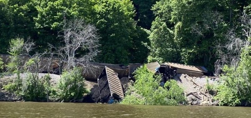 TRAIN DERAILS IN US STATE OF WISCONSIN NEAR MISSISSIPPI RIVER