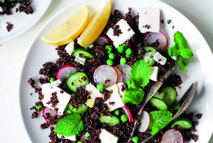 Siyah Pirinçli ve Peynirli Bahar Salatası