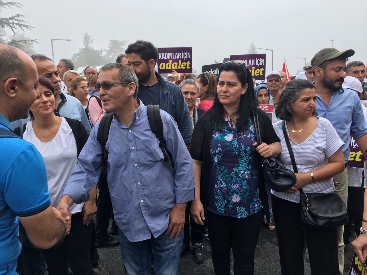 Gölgesi devekuşu olanın…  Yanında yürüyenler
